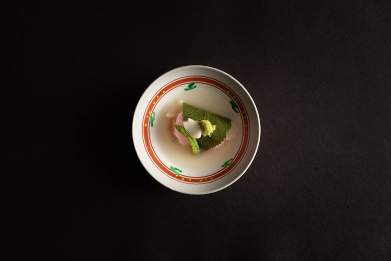 味めぐり懐石★日本庭園を臨む大正邸宅でのテーブル席にて