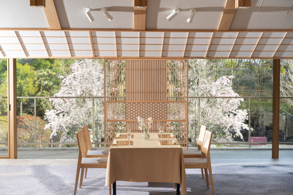 咲き誇る桜と、春の一折。 名物湯豆腐鍋付き お花見弁当。